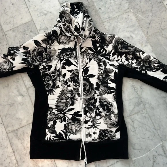 Lulu lemon sweater - Picture 5 of 11